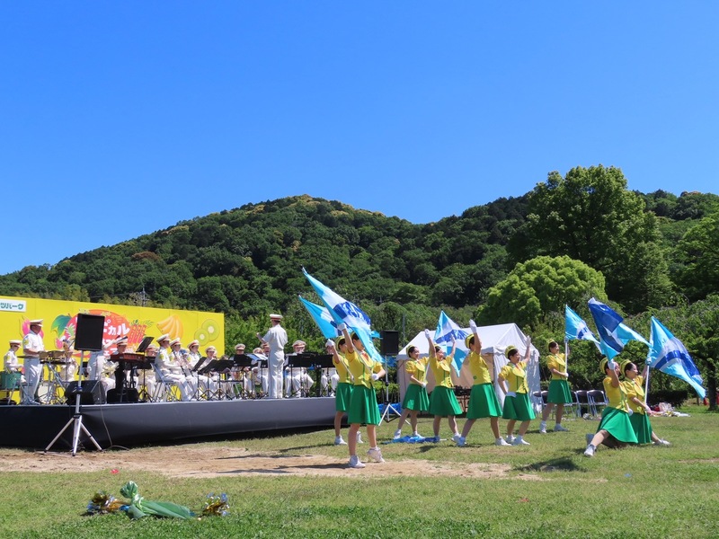 東谷山フルーツパークでの演奏演技の写真です