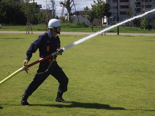 消防団員による消火活動の写真