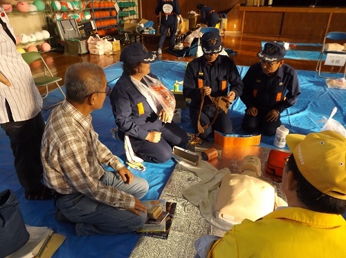 消防団による応急手当の写真