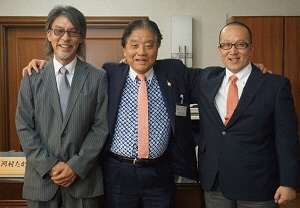 左から中上純
二さん、河村市長、杉江健二さん(市役所本庁舎 市長室にて) 市長写真
