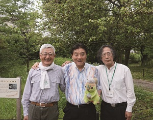 左から岡村穣さん、河村市長、石原則義さん(守山区御膳洞(ごぜんぼら)蛭池のマメナシの木の前にて) 市長写真