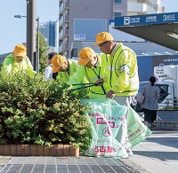 区政協力委員による地域の清掃活動(熱田区白鳥学区) 区政協力委員による地域の清掃活動(熱田区白鳥学区)