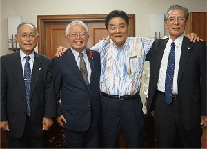 左から堀場光二さん、後藤弘康さん、河村市長、神野英之さん(市役所本庁舎 市長室) 市長写真
