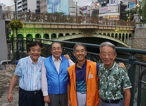 左から河村市長、鬼頭浩さん、川口正秀さん、梅本隆弘さん(堀川・納屋橋にて) 市長写真