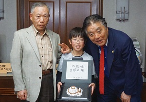 左から仲井眞一郎さん、飯田怜
大さん、河村市長(市役所本庁舎 市長室にて) 市長写真
