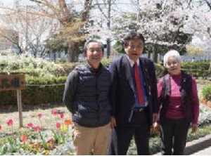 左から伊藤司さん、河村市長、南敦子さん(鶴舞公園にて) 市長写真