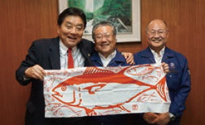 左から河村市長、脇坂剛さん、神谷友成さん(中部水産株式会社にて) 市長写真