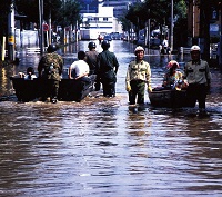 東海豪雨(2000年)での救助活動の様子(西区) 東海豪雨(2000年)での救助活動の様子(西区)