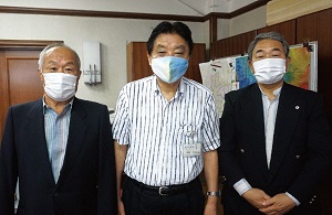 左から、林章高さん、河村市長、山本秀雄さん(市役所本庁舎市長室にて) 市長写真