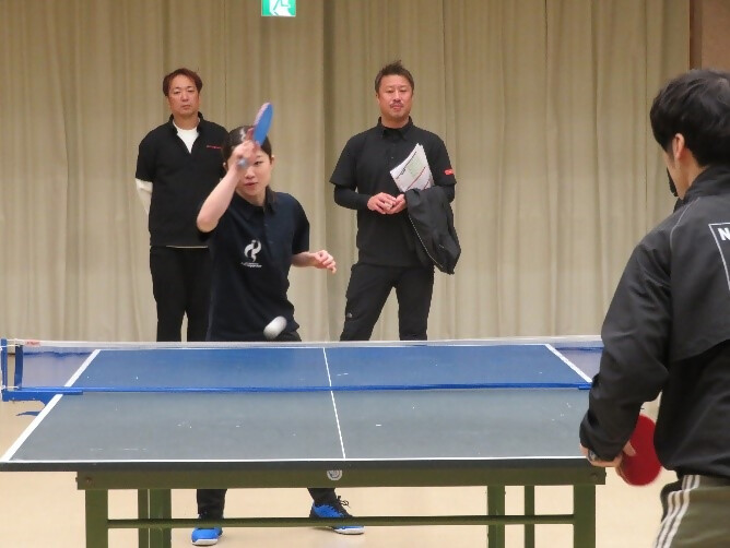 安藤みなみさんが卓球台を使って技の実演をする写真