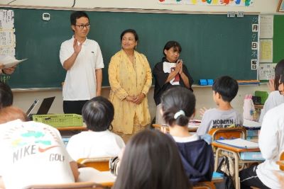3人の講師を順に紹介している様子