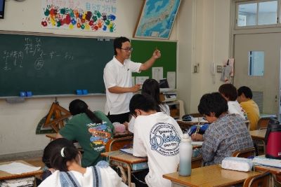 中国香辛料クイズを行う講師