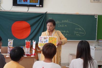 バングラデシュの言語（ベンガル語）を紹介する講師