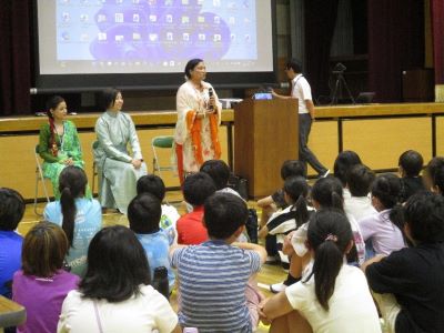 3人の講師を順に紹介している様子