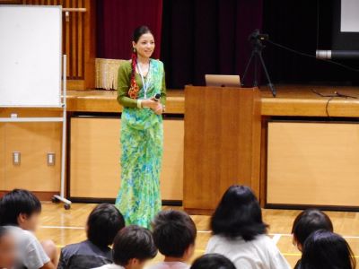 子どもたちの前に立ってネパールの言語や文化を紹介する講師