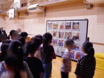 講師がモンゴルで撮影した写真を鑑賞する子どもたち