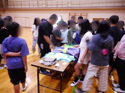 モンゴルの伝統衣装を見る子どもたち