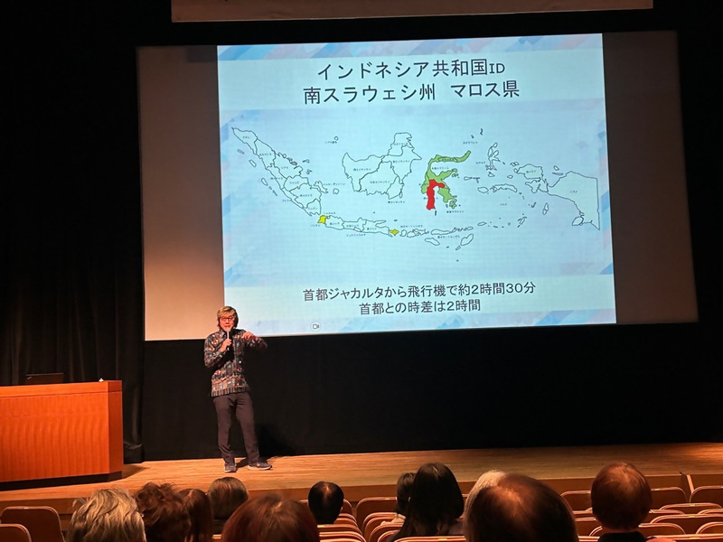 丹羽俊策さんがパワーポイントを用いて説明しています。スライドにはインドネシア共和国南スラウェシ州マロス県の地図が載っています。