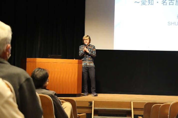 守山文化小劇場の舞台で説明する丹羽俊策さん