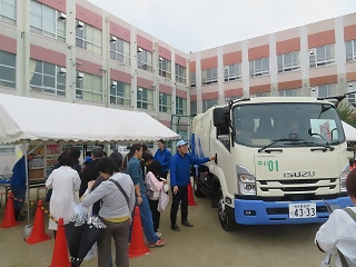 写真：中川環境事業所のごみ収集車