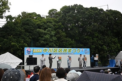 写真：投票結果発表ステージの様子