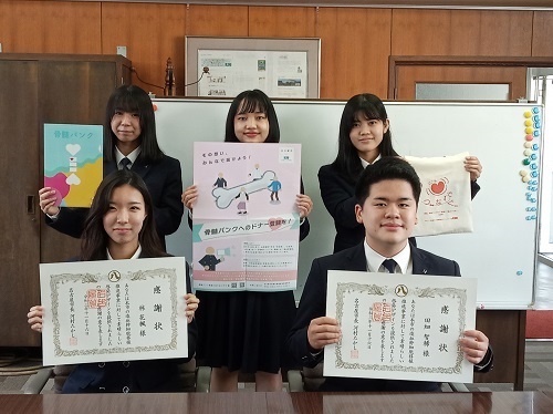 写真：被表彰者と啓発資材に採用された作品