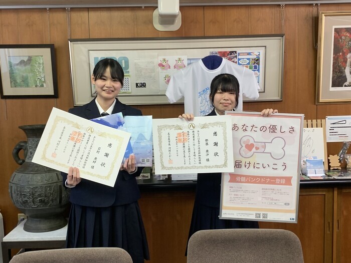 写真:贈呈式の様子