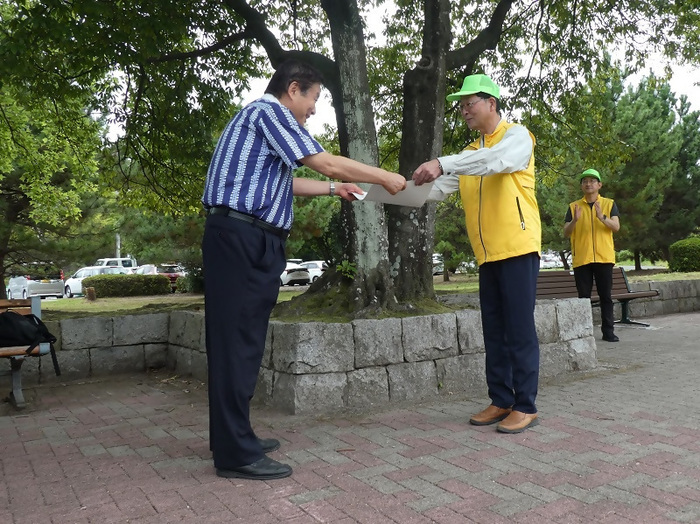 写真:感謝状贈呈の様子1