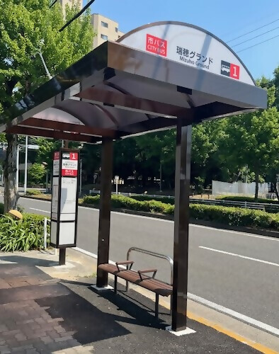 写真：市バス停留所のベンチ