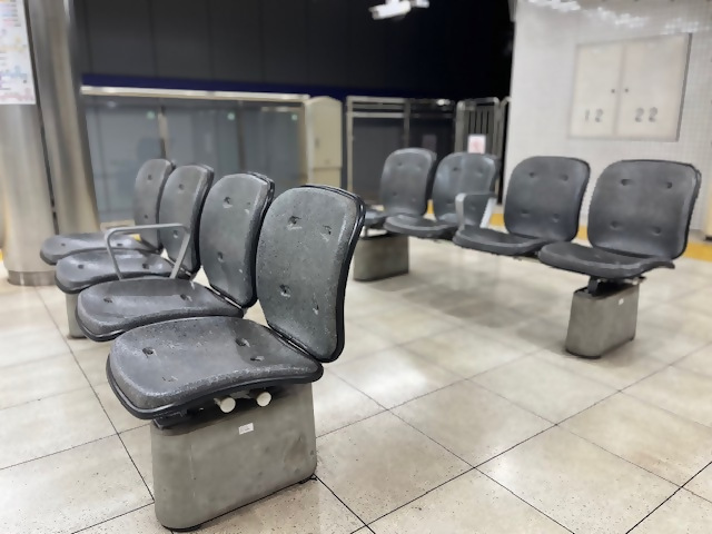 写真：地下鉄のベンチ