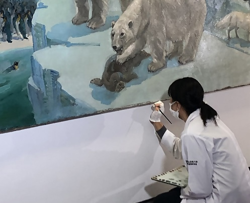 写真:東山動物園猛獣画廊壁画の修復作業の様子