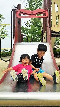 写真：子どもと滑り台