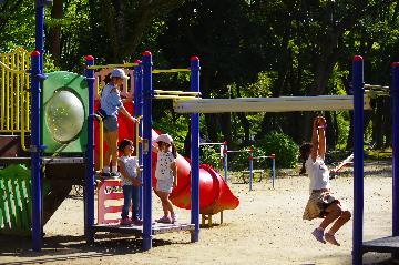 写真：子どもと遊具