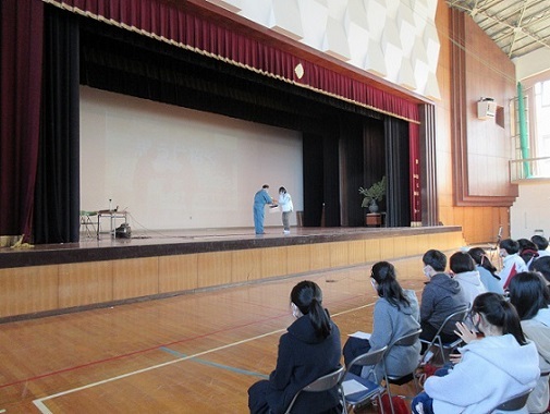 写真:菊里高校の講演会の様子
