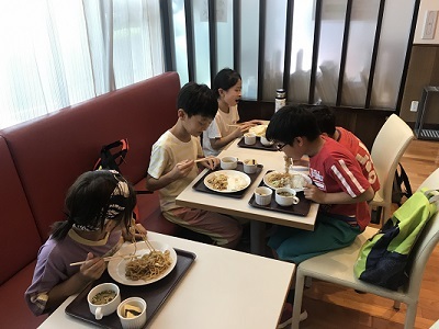 写真：子ども食堂で食事する子ども達