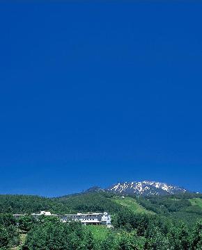 写真:山頂に雪が残る御嶽山とおんたけ休暇村