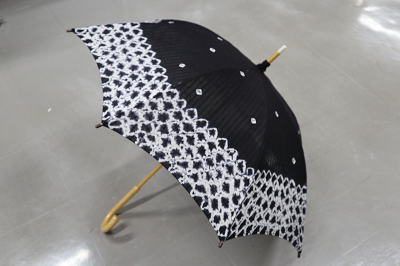 写真:日傘(やたら三浦絞、バラクモ絞)