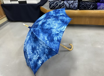 写真:箱むら絞り染めの日傘(返礼品)