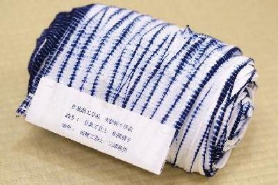 写真:蜘蛛入り柳絞りの反物