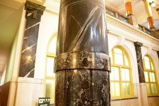 写真：マーブル塗りの柱