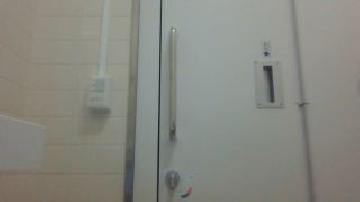 写真：車いす対応トイレの扉