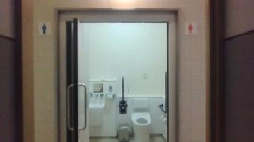 写真：車いす対応トイレ全体