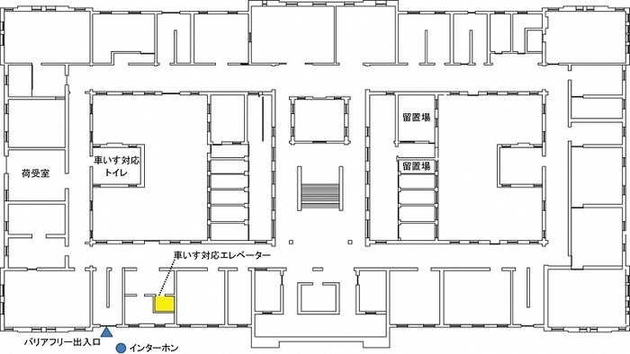イラスト：1階平面図(車いす対応トイレ、車いす対応エレベーター、バリアフリー出入口、呼出用インターホンの位置を示している)