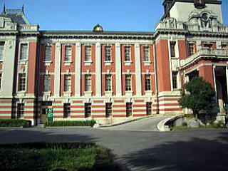 写真：正面玄関(南側)