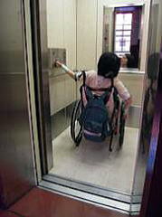 写真：車いす対応エレベーター