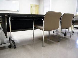 写真：集会室の机といす