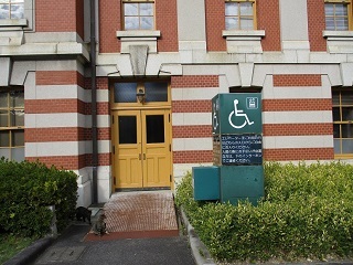 写真：バリアフリー出入口