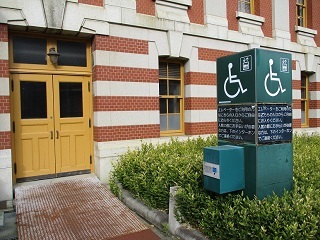 写真：バリアフリー出入口　インターホン