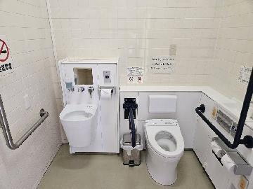 写真：車いす対応トイレ