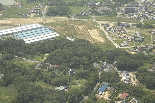写真：上空からの白鳥塚古墳